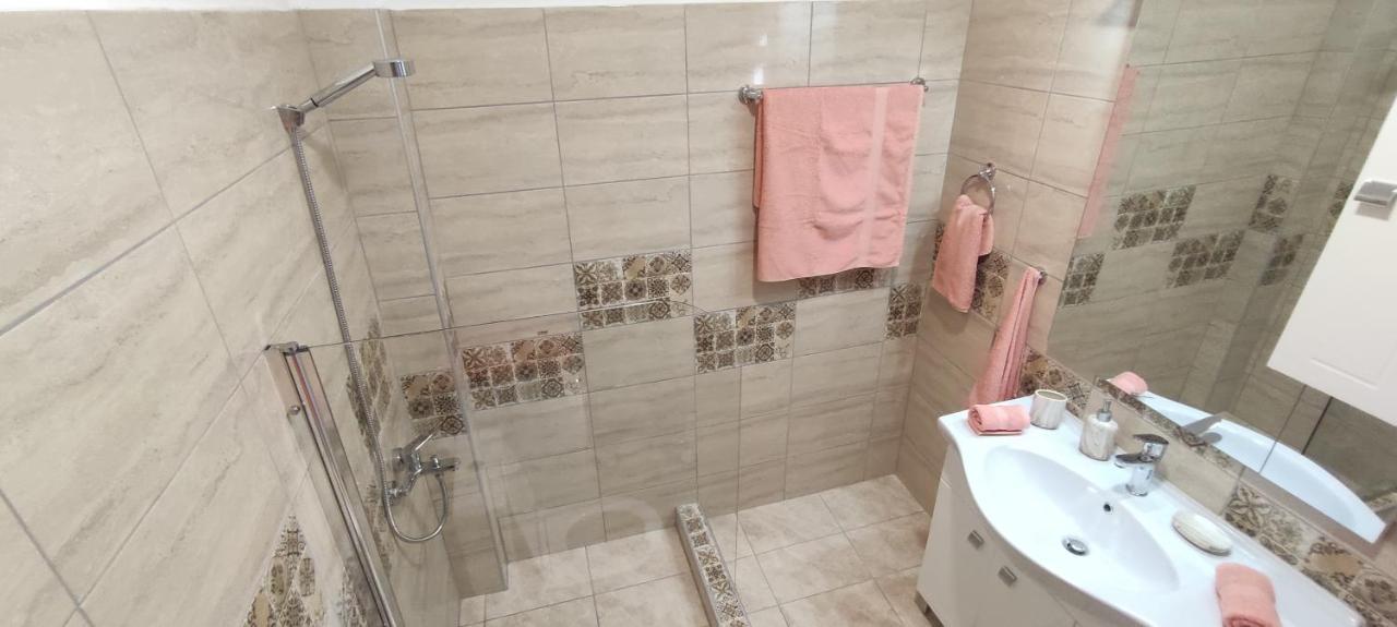 Seaside Apartments Неа Ираклия Екстериор снимка
